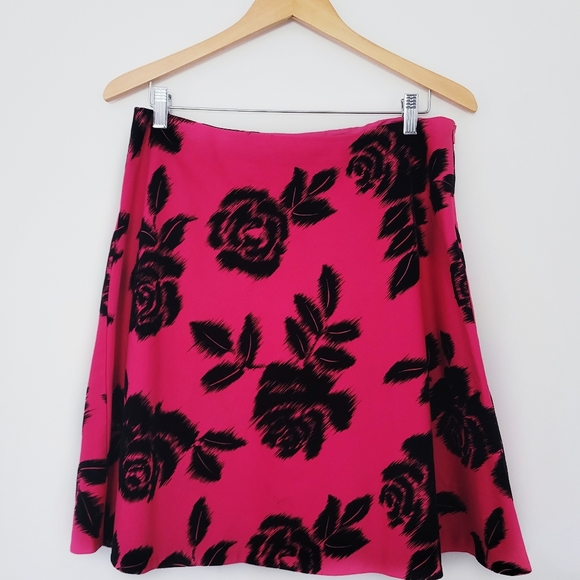 Trina Turk 💖 Vintage Pink and Black Floral Roses Skirt 💐 Size 8 - Picture 1 of 7